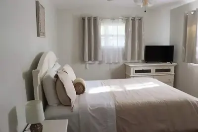 Image de Hidden Emerald-Apartment with Kitchen and Laundry