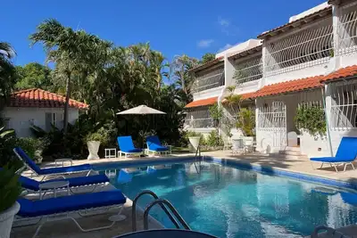 Image de Fabulous, spacious condo with pool, 5 mins from Mullins Beach.