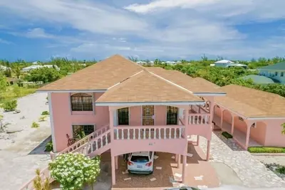 Image de Modern 3 bedroom residential upstairs dwelling