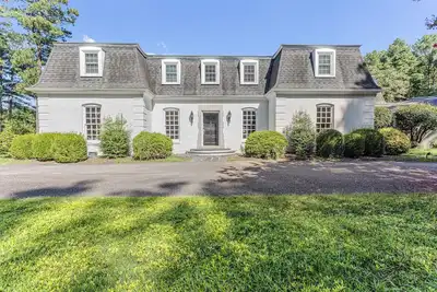 Image de Quiet lake view w/ spacious rooms! Movie room & more