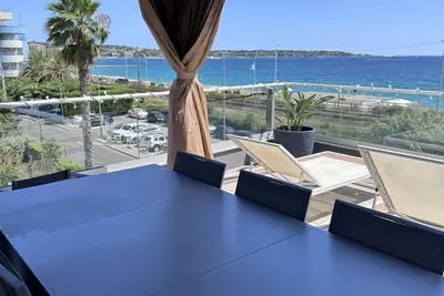 Image de Beach Front Apartment