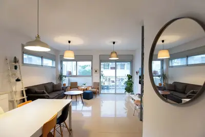 Mamad + Entire Modern 2 Br by Dizengoff Square, w/Parking