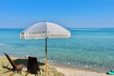 Image de 125 ft of Private Beachfront with large, secluded yard & spectacular views!
