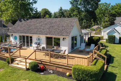 Image de Immaculate waterfront cottage; Serenity On The Bluff