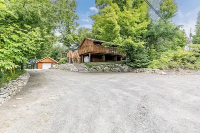 Image de Whimsical Muskoka Cottage in beautiful Hidden Valley