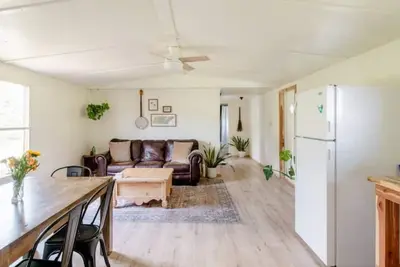 Image de Cozy basecamp minutes from waterfalls, hiking and climbing