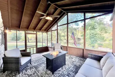 Image de River front getaway with screened-in porch overlooking the river!