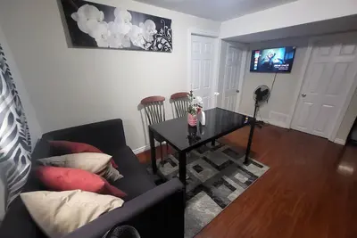 Image de Cozy&family friendly private 2-bedroom apartment with separate side entrance.