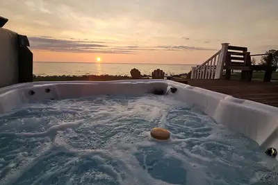 Image de New! Luxurious 5-bedroom home on Lake Michigan w/hot tub and lake access—Mears