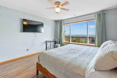 Image de Gorgeous River View Spacious Modern Home. <br>