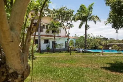 Image de 5-bedroom Oasis with Pool, Gardens, Chef Services!