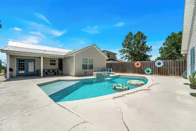 Image de The Splash Pad Sleeps 13 w Pool Patio and Garage