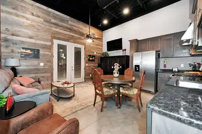 Image de New 1 Bedroom Loft Condo in Downtown Cullman with Murphy Bed to Sleep 4