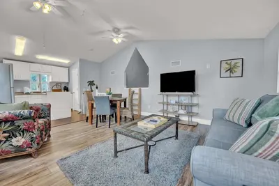 Image de Adorable 1 Bdr with Full Kitchen Deck Washer Dryer