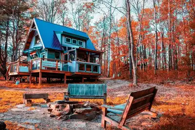 Image de Cozy Off-grid Cabin within a private setting loaded with spa like amenities