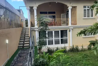 Image de À 3 minutes de la plage! Grande maison avec terrasse, idéal pour les familles