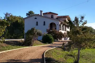 Image de Grande villa spacieuse avec piscine offrant une vue panoramique sur l'Estérel