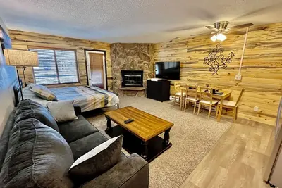 Image de Cozy Cabin Studio Condo - King Bed Great Value!