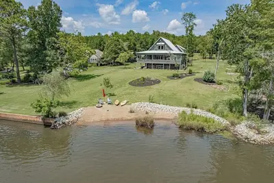 Image de Sleeps 12, Kayaks, Private dock, Large yard + More