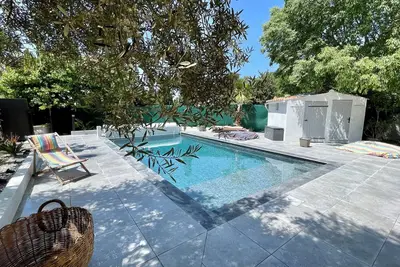 Image de Maison moderne avec piscine, jardin et cuisine extérieure - 4 chambres