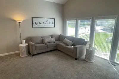 Image de Beautiful Home with peaceful backyard!