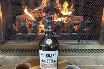 Image de Belle Haven has 3 separate wood decks, one stone patio, a dock, & a beach house.