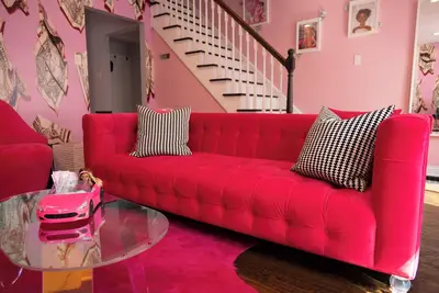 Image de Welcome to Boss Barbie’s Dreamhouse! Everything is pink.