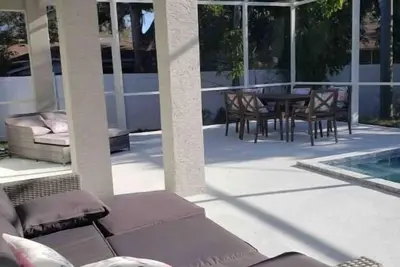 Gorgeous home heated pool /spa near beach downtown