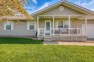 Image de Cozy Stafford Home w/ Outdoor Pool: Pets Welcome!