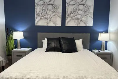 Image de •King•W/D•Smart Tv•Gym•300Mbps•Full Kitchen•Garage•