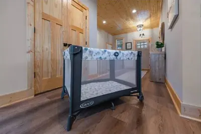 Image de Peaceful & Specious Modern Cabin w/ Hot Tub\n\n