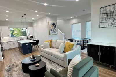 Image de Modern Townhome 3 minutes from downtown & 5 minutes from the heights!