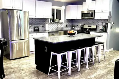 Image de Fully remodeled, centrally located, family friendly home