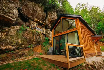 Image de The Most Unique Hot Tub in Rrg | Mural | Sleeps 4