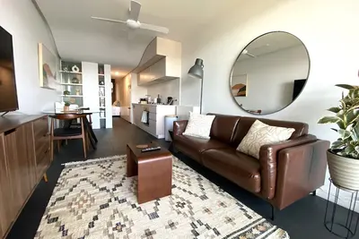 Image de Central apartment with Lake Views (WiFi, Wokspace & parking)