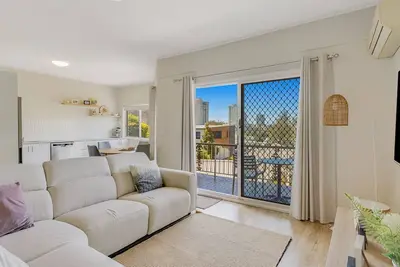 Image de Skyline Unit 5 Overlooking Coolangatta with air conditioning - perfect for a relaxing getaway.