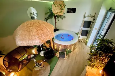 Image de Détente dans cet bel appartement complet avec spa privatif et accès illimité.