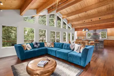Image de Azure Retreat by Tahoe Getaways - West Shore w Hoa Beach & Pool!