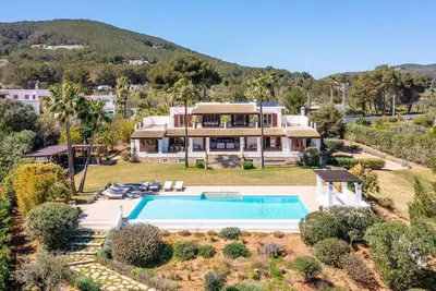 Image de Villa Ă Santa EulĂ ria Des Riu avec 7 chambres Ă coucher, 14 couchages