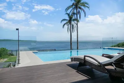 Image de Infinity on Moss Panoramic Lakefront 6 Bdrm Villa