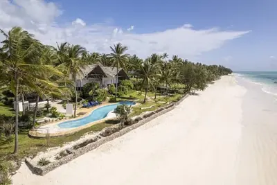 Image de Private Villa with outdoor swimming pool in front of large beach