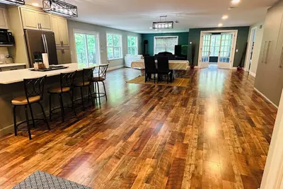 Image de Bimbadeen Loft: Huge Open Plan 2-bedroom! Bring the boat, kids, and the dog!