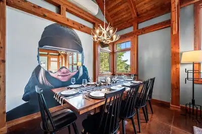 Image de New! -- Walk to Village! 👍 Stunning timber chalet! 👌 Hot-Tub, Bonfire🔥& more!