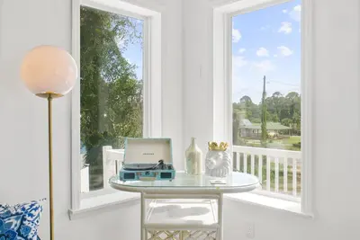 Image de Clean and quiet upstairs apartment walking distance to downtown. Boat Parking