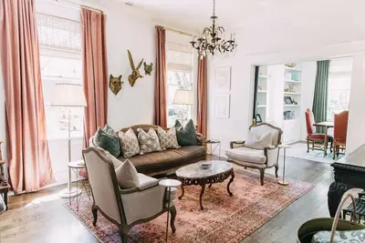 Image de Midtown Manor by Pettigrew Adventures