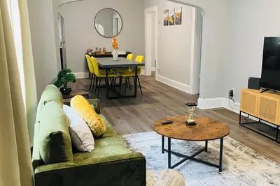 Image de This 3-bdrm 2-bath cottage is min away from downtown & the Indy Motor Speedway.