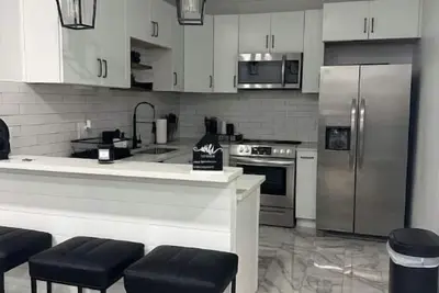 Image de Spacious Modern home minutes to Uga!