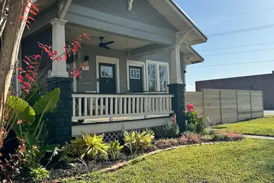 Image de Acadian Cypress Home - downtown - walkable - private parking & yard