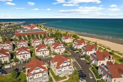 Image de The Cottage - Newly Renovated Beachfront Condo on Lake Michigan