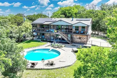Image de Updated home with Private Pool & Lake View View! Pet Friendly!